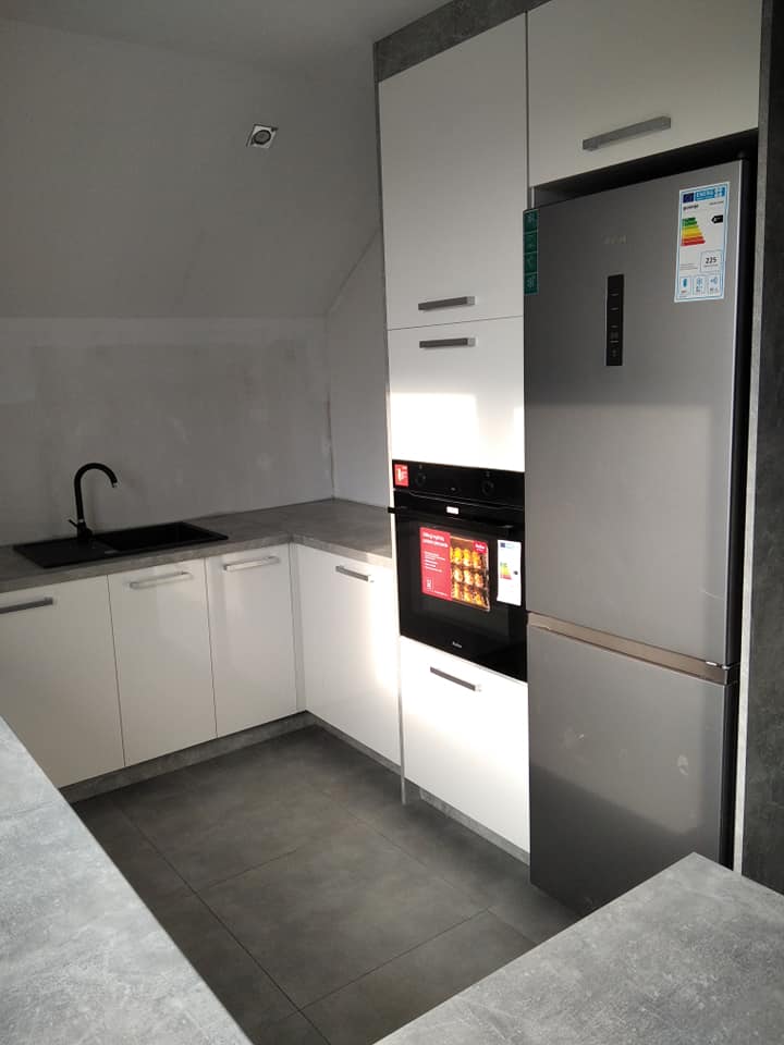 nowoczesna kuchnia, białe fronty, szare blaty