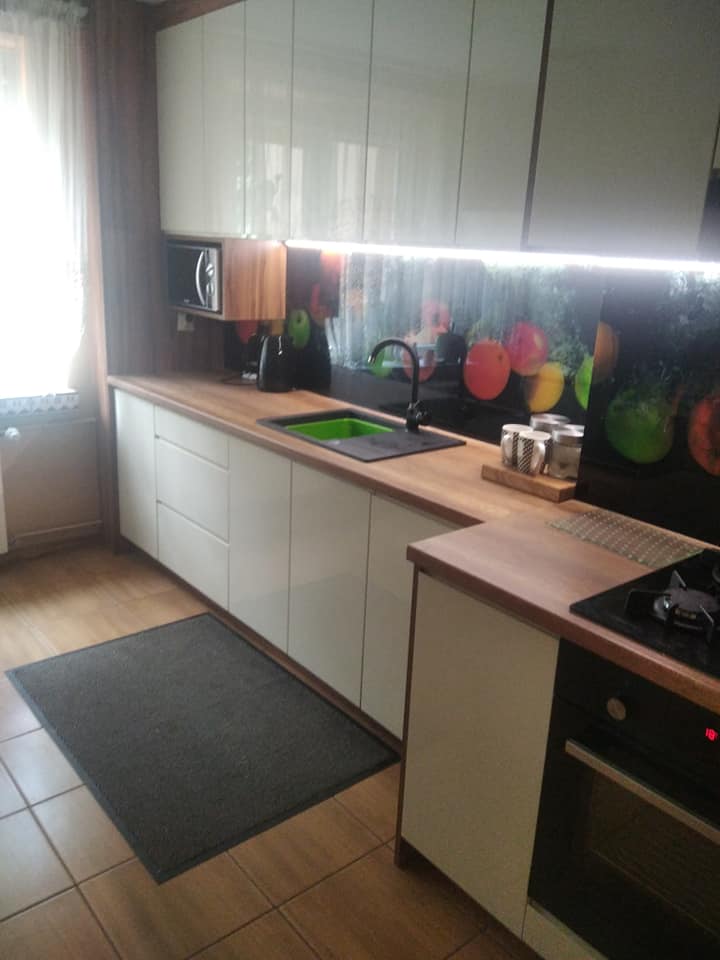 nowoczesna kuchnia, białe fronty, drewniane blaty